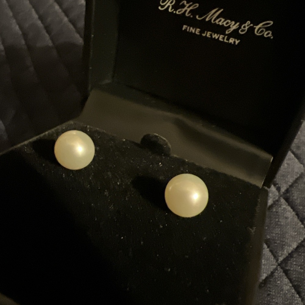 14K White Gold Cultured 7mm White Pearl Stud Earrings NEW NOS Macys Box Classy